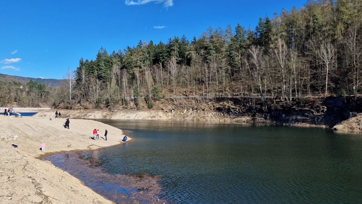 Začalo napouštění liberecké přehrady Harcov. Ke koupání ale letos ještě nebude